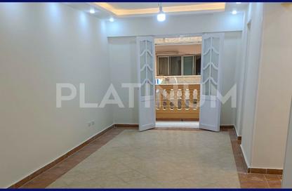 Apartment - 3 Bedrooms - 1 Bathroom for sale in Omar Ibn Abd Al Aziz Mosque St. - Miami - Hay Awal El Montazah - Alexandria