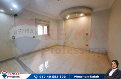 Apartment - 3 Bedrooms - 1 Bathroom for sale in Amin Yehia St. - Zezenia - Hay Sharq - Alexandria