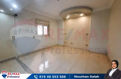 Apartment - 3 Bedrooms - 1 Bathroom for sale in Amin Yehia St. - Zezenia - Hay Sharq - Alexandria