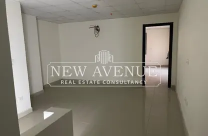 عيادة - استوديو - 1 حمام للبيع في شارع زهراء المعادى - دجلة - حي المعادي - القاهرة