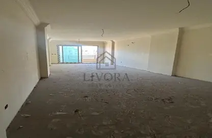 شقة - 4 غرف نوم - 3 حمامات للبيع في شارع إبراهيم نصير - لوران - حي شرق - الاسكندرية