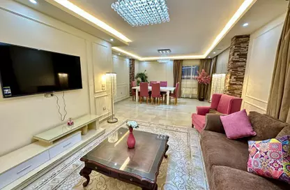 شقة - 2 غرف نوم - 2 حمامات للايجار في شارع حسين كمال - الدقي - الجيزة