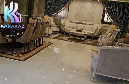 بناية كاملة - 8 غرف نوم - 8 حمامات للبيع في الحي السابع - الشيخ زايد - الجيزة