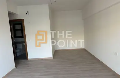 شقة - 3 غرف نوم - 3 حمامات للبيع في كمبوند البروج - كمبوندات الشروق - مدينة الشروق - القاهرة