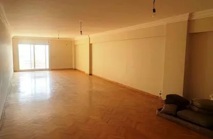 Apartment - 4 Bedrooms - 3 Bathrooms for sale in Abdel Salam Aref St. - Glim - Hay Sharq - Alexandria