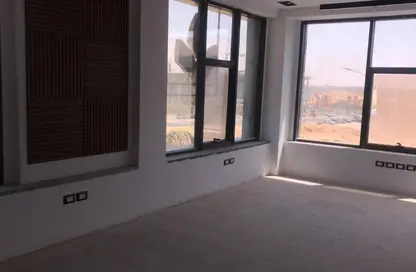Office Space - Studio - 4 Bathrooms for rent in Arkan Plaza - 26th of July Corridor - Sheikh Zayed City - Giza