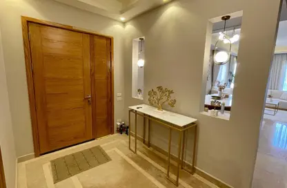 Villa - 5 Bedrooms - 5 Bathrooms for sale in Royal City - Sheikh Zayed Compounds - Sheikh Zayed City - Giza