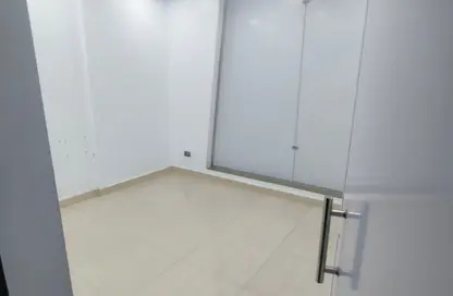 محل تجاري - استوديو - 2 حمامات للايجار في طريق بيفرلي هيلز - الحي السابع عشر - الشيخ زايد - الجيزة