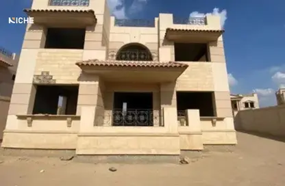Villa - 4 Bedrooms - 5 Bathrooms for sale in Royal City - Sheikh Zayed Compounds - Sheikh Zayed City - Giza