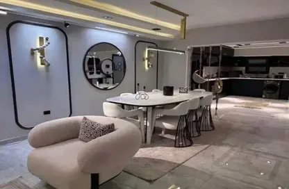 Apartment - 2 Bedrooms - 2 Bathrooms for sale in Royal City - Sheikh Zayed Compounds - Sheikh Zayed City - Giza