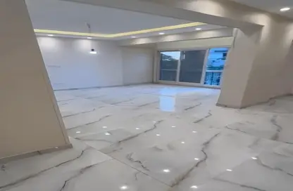 شقة - 3 غرف نوم - 2 حمامات للايجار في شارع الحسين - المهندسين - الجيزة