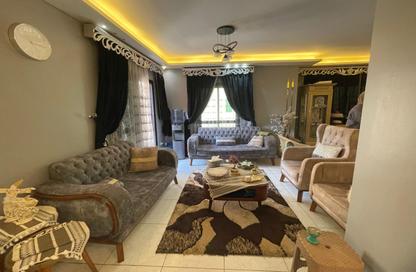 شقة - 3 غرف نوم - 2 حمامات للبيع في شارع عدن - المهندسين - الجيزة