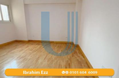 شقة - 3 غرف نوم - 3 حمامات للبيع في شارع السيدة سكينة إبنت الحسين - كفر عبده - رشدي - حي شرق - الاسكندرية