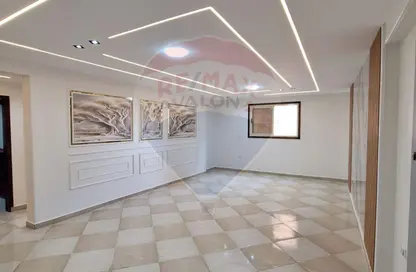 Apartment - 3 Bedrooms - 1 Bathroom for sale in Khaled Ibn Al Walid St. - Miami - Hay Awal El Montazah - Alexandria