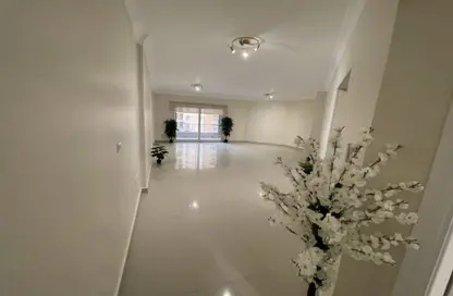 Office Space - Studio - 3 Bathrooms for rent in Fifth Sector - Zahraa El Maadi - Hay El Maadi - Cairo
