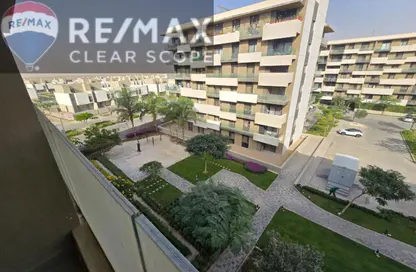 شقة - 2 غرف نوم - 2 حمامات للبيع في كمبوند البروج - كمبوندات الشروق - مدينة الشروق - القاهرة