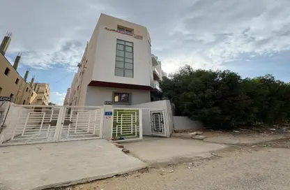 شقة - 3 غرف نوم - 2 حمامات للبيع في المجاورة الاولي - الحي الثالث غرب - مدينة الشروق - القاهرة