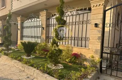 بناية كاملة - استوديو - 8 حمامات للبيع في مدينة الشروق - القاهرة