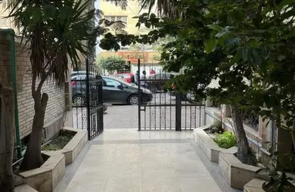 Apartment - 3 Bedrooms - 2 Bathrooms for rent in Moez Al Dawla St. - 6th Zone - Nasr City - Cairo