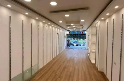 محل تجاري - استوديو - 2 حمامات للبيع في ويست ليفز - الحي الاول - مدينة 6 أكتوبر - الجيزة