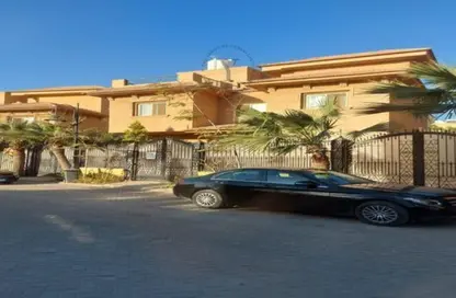 فيلا - 6 غرف نوم - 4 حمامات للبيع في جاليريا  مون فالى - المستثمرين الجنوبية - مدينة القاهرة الجديدة - القاهرة