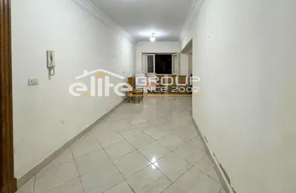 شقة - 2 غرف نوم - 1 حمام للبيع في شارع صفيه زغلول - محطة الرمل - حي وسط - الاسكندرية