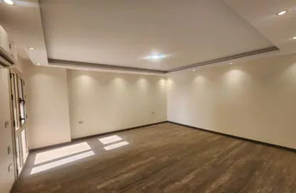 شقة - 4 غرف نوم - 3 حمامات للبيع في شارع محي الدين أبو العز - الدقي - الجيزة