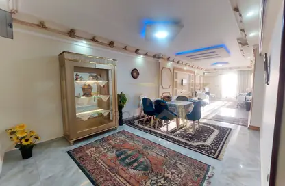 شقة - 3 غرف نوم - 2 حمامات للايجار في الشاطبي - حي وسط - الاسكندرية