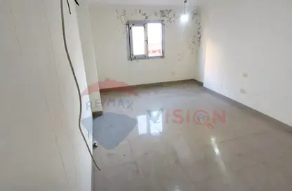 شقة - 3 غرف نوم - 2 حمامات للايجار في شارع الاقبال - لوران - حي شرق - الاسكندرية