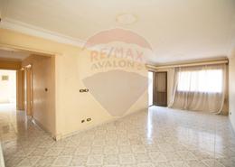 Apartment - 3 bedrooms - 2 bathrooms for للبيع in Al Zahraa St. - Al Maamoura - Hay Than El Montazah - Alexandria