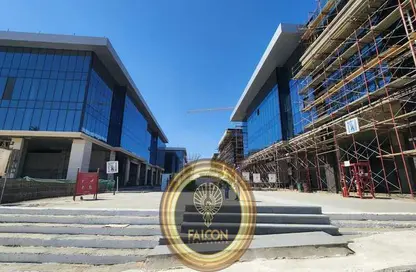محل تجاري - استوديو - 2 حمامات للبيع في جولدن جيت - شارع التسعين الجنوبي - التجمع الخامس - مدينة القاهرة الجديدة - القاهرة