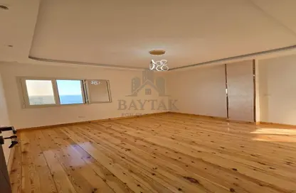 Apartment - 2 Bedrooms - 2 Bathrooms for sale in Al Geish Road - Glim - Hay Sharq - Alexandria