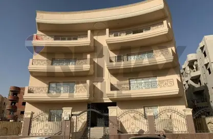 بناية كاملة - 8 غرف نوم - 8 حمامات للبيع في المجاورة الرابعة - المنطقة الخامسة - مدينة الشروق - القاهرة