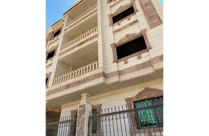 بناية كاملة - 8 غرف نوم - 8 حمامات للبيع في المجاورة الخامسة - الحي الثالث شرق - مدينة الشروق - القاهرة