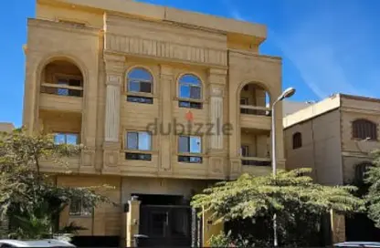 Apartment - 3 Bedrooms - 2 Bathrooms for sale in Ganoob El Acadimia - New Cairo City - Cairo