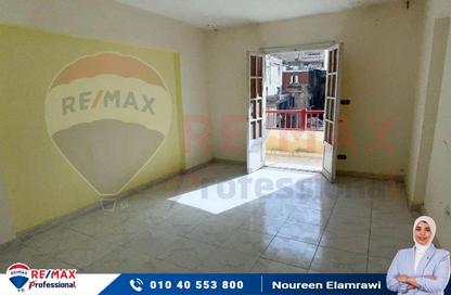Apartment - 2 Bedrooms - 1 Bathroom for sale in Al Geish Road - Cleopatra - Hay Sharq - Alexandria