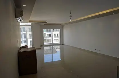 Apartment - 3 Bedrooms - 2 Bathrooms for sale in Hyde Park - New Cairo City - Cairo