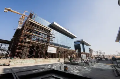 محل تجاري - استوديو - 2 حمامات للبيع في جولدن جيت - شارع التسعين الجنوبي - التجمع الخامس - مدينة القاهرة الجديدة - القاهرة