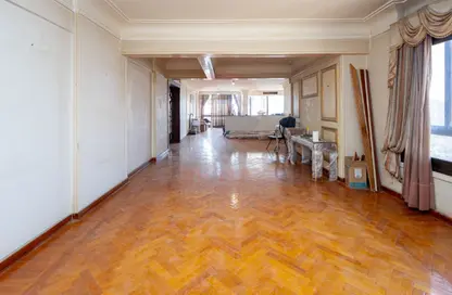 شقة - 3 غرف نوم - 3 حمامات للبيع في شارع عمر لطفي - سبورتنج - حي شرق - الاسكندرية