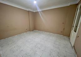 Apartment - 3 bedrooms - 1 bathroom for للايجار in Abdelrahman Shokry St. - Bolkly - Hay Sharq - Alexandria
