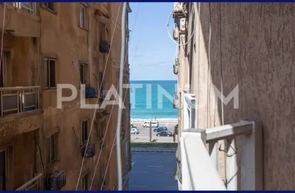 شقة - 3 غرف نوم - 2 حمامات للايجار في طريق الجيش - كامب شيزار - حي وسط - الاسكندرية