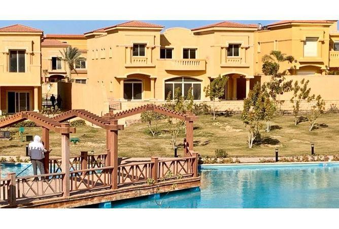 فيلا - 4 غرف نوم - 4 حمامات للبيع في رويال ميدوز - كمبوندات الشيخ زايد - الشيخ زايد - الجيزة