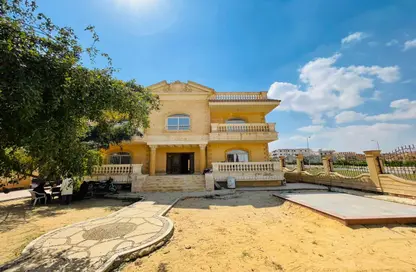 Villa - 5 Bedrooms - 5 Bathrooms for sale in 3rd District East - Shorouk City - Cairo