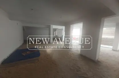 Retail - Studio - 4 Bathrooms for sale in Al Laselky St. - El Laselky - New Maadi - Hay El Maadi - Cairo