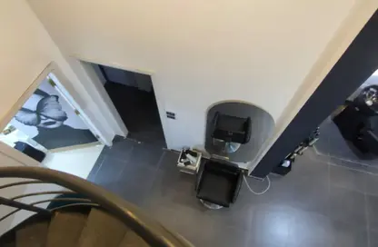 محل تجاري - استوديو - 2 حمامات للايجار في طريق بيفرلي هيلز - الحي السابع عشر - الشيخ زايد - الجيزة