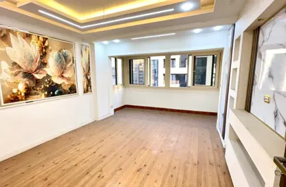 شقة - 4 غرف نوم - 2 حمامات للايجار في شارع عبد السلام عارف - لوران - حي شرق - الاسكندرية