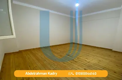 Apartment - 4 Bedrooms - 2 Bathrooms for rent in Winget st. - Bolkly - Hay Sharq - Alexandria