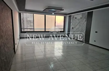 Apartment - 2 Bedrooms - 2 Bathrooms for sale in Cornish El Nile St. - Maadi - Hay El Maadi - Cairo