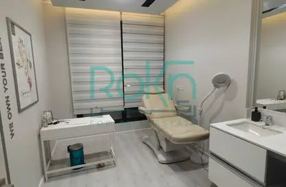 عيادة - استوديو - 2 حمامات للبيع في اركان بلازا - محور 26 يوليو - الشيخ زايد - الجيزة