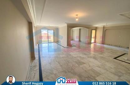 Apartment - 5 Bedrooms - 3 Bathrooms for sale in Al Safa St. - Smouha - Hay Sharq - Alexandria
